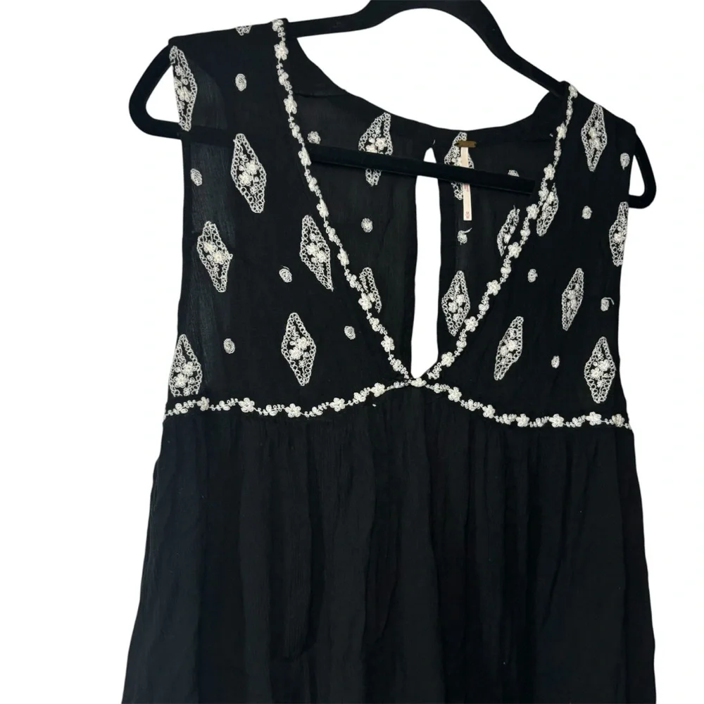 Free People Relaxed Boho Tank Black White Embroidered Top Keyhole Back M - Picture 4 of 8